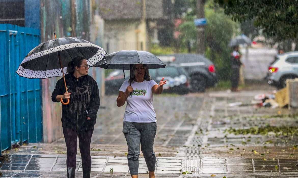 Nova massa de ar polar promete derrubar temperaturas na região sul do Brasil