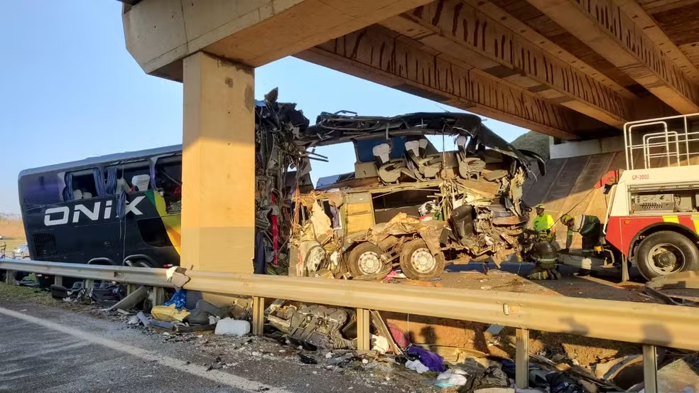 Grave acidente de ônibus em São Paulo deixa 10 mortos e 42 feridos